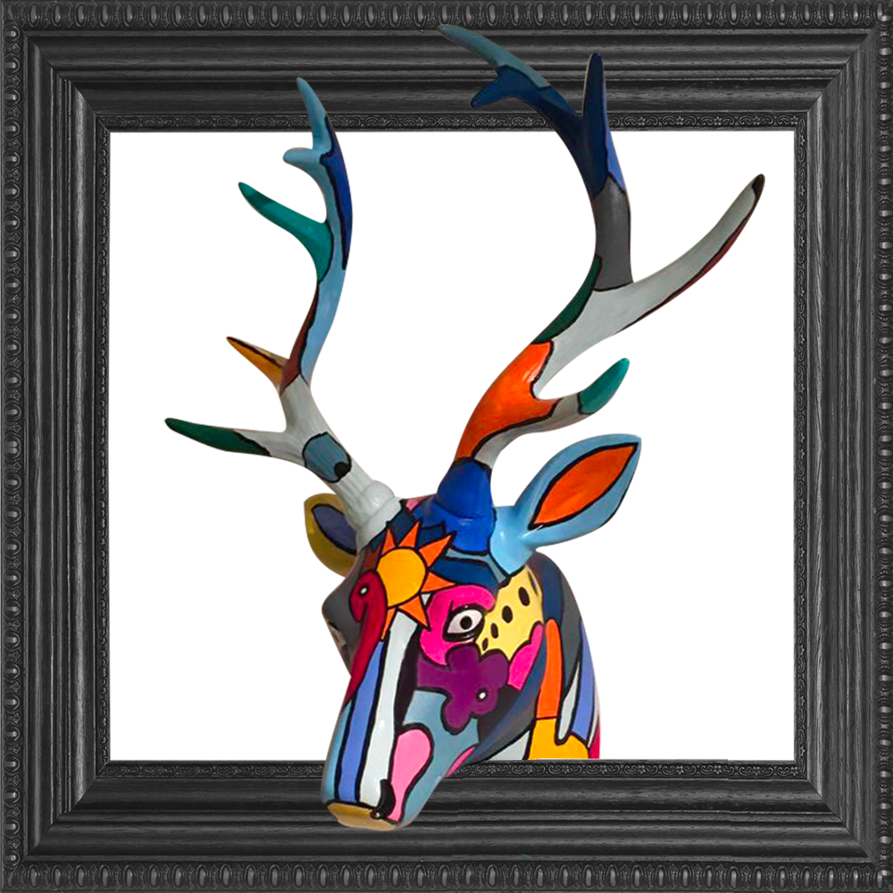 sofi, artiste peintre dans les PO pour des tableaux, sculptures objets déco très colorés et design