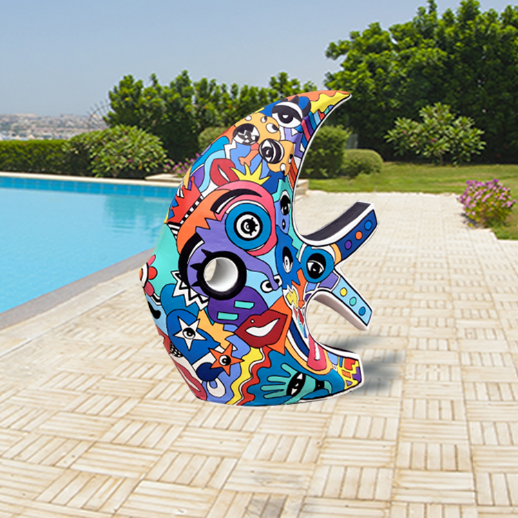 Décoration d'extérieur : poisson design pour décorer un jardin, une piscine, un extérieur réalisé en pièce unique par Sofi, artiste designer dans le 66