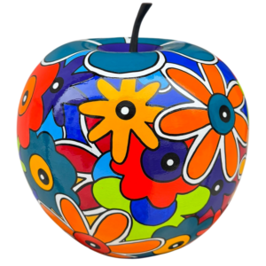pomme déco pour une décoration intérieure design et moderne. Pièces de collections uniques pour des objets déco colorés en édition limitée par Sofi, artiste peintre France dans les pyrénées orientales 66